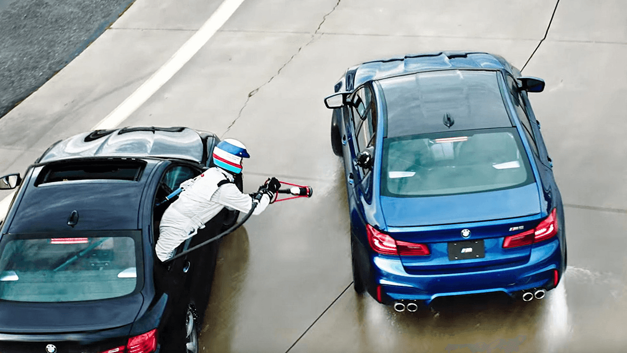 Чорний BMW 7 серії біля сервісу DSC — історія бренду BMW