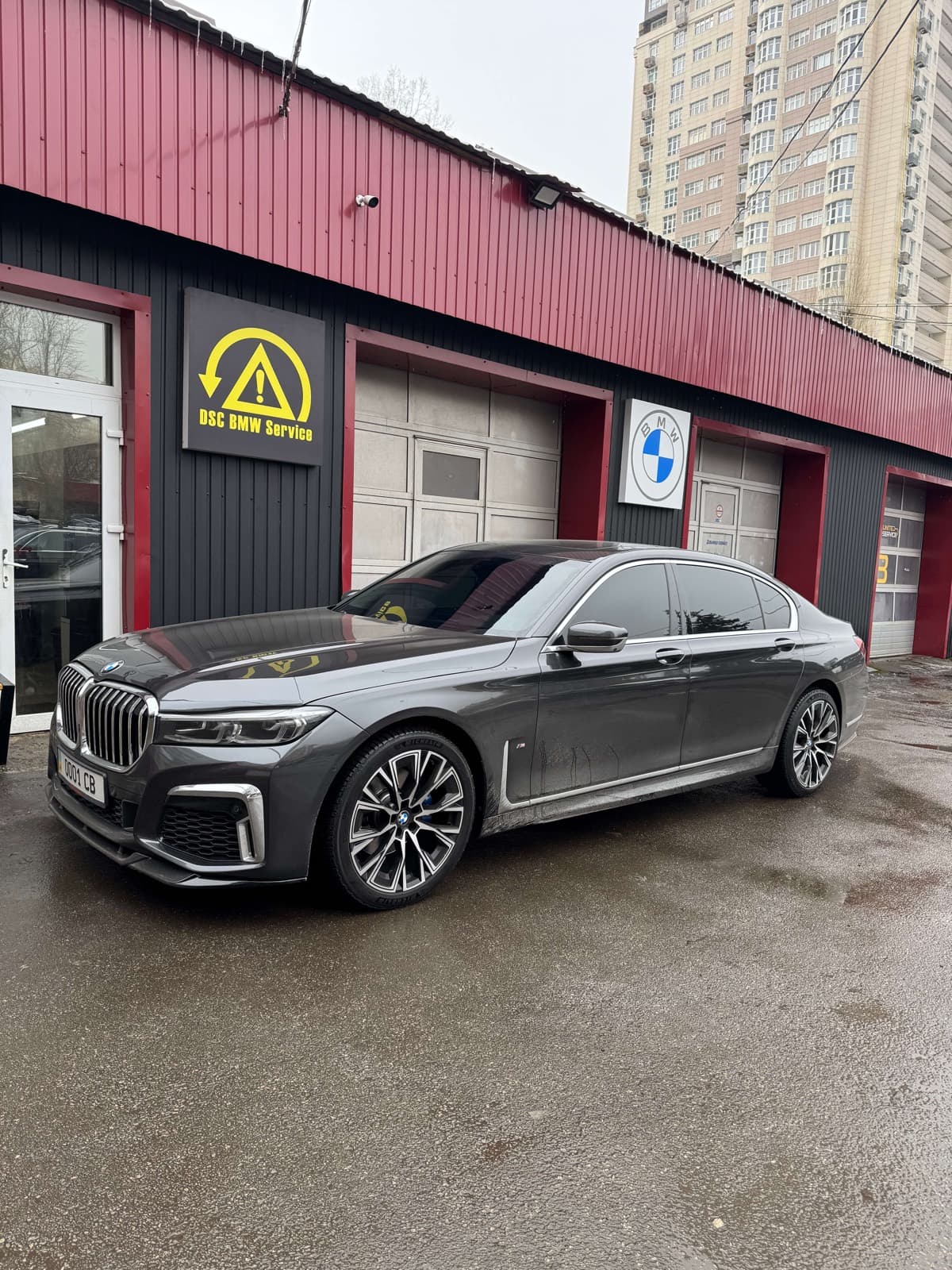 BMW 7 серії біля сервісу DSC у Києві