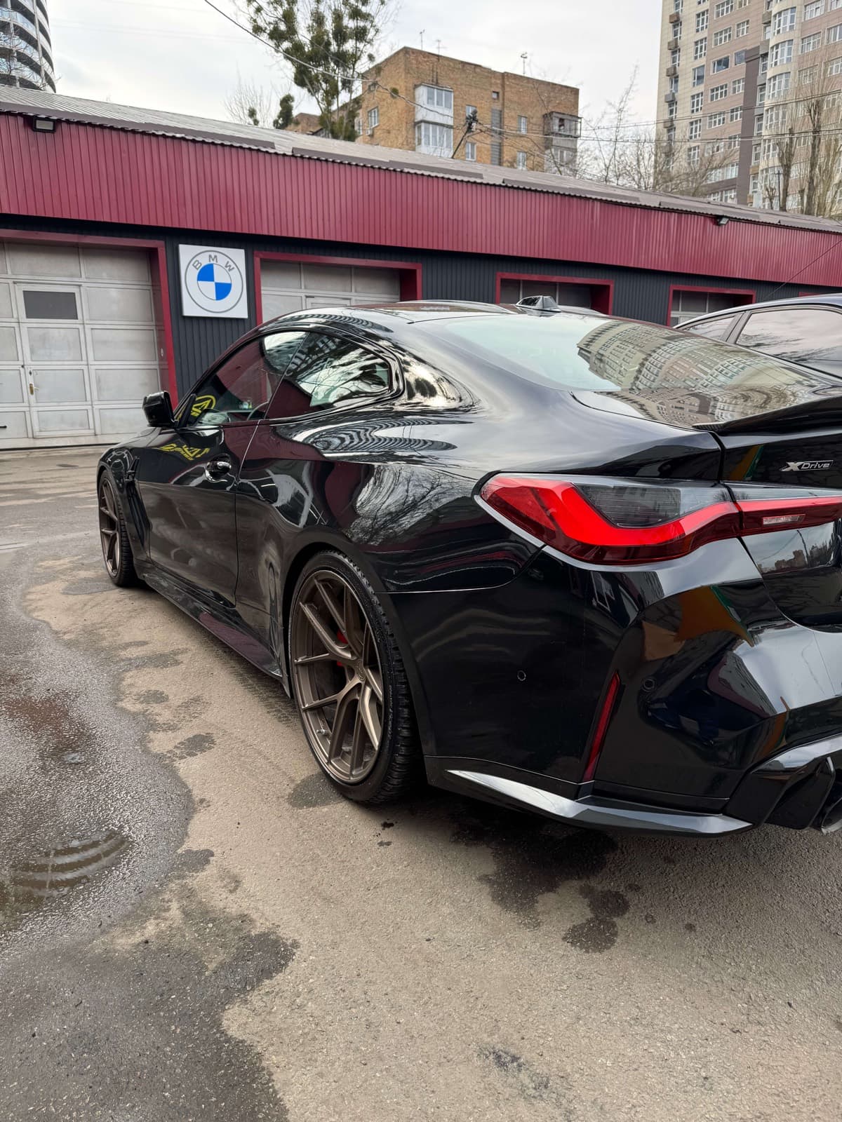 Чорний BMW M4 біля боксу DSC, Київ