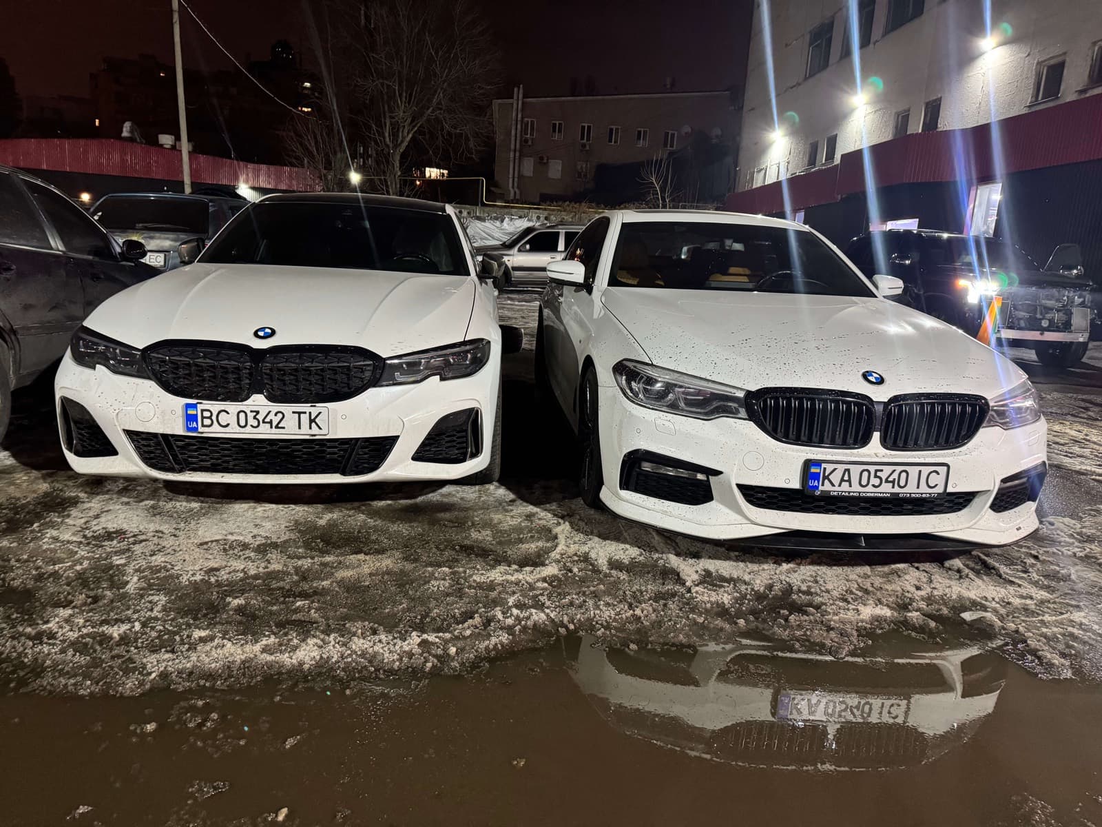 Білі BMW 3 та 5 серії біля сервісу, Київ