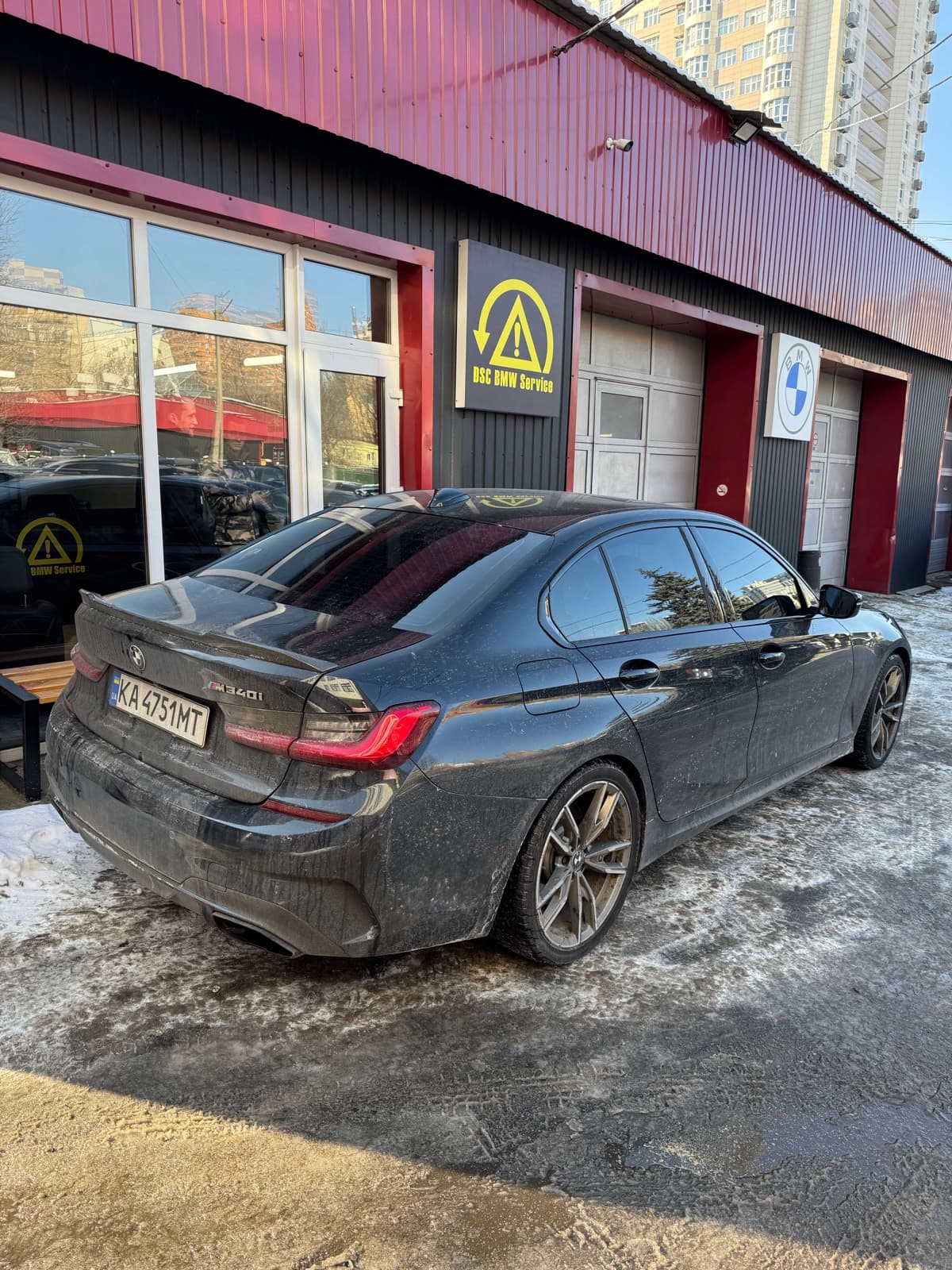 Сіра BMW 3 серії біля боксу DSC, Київ
