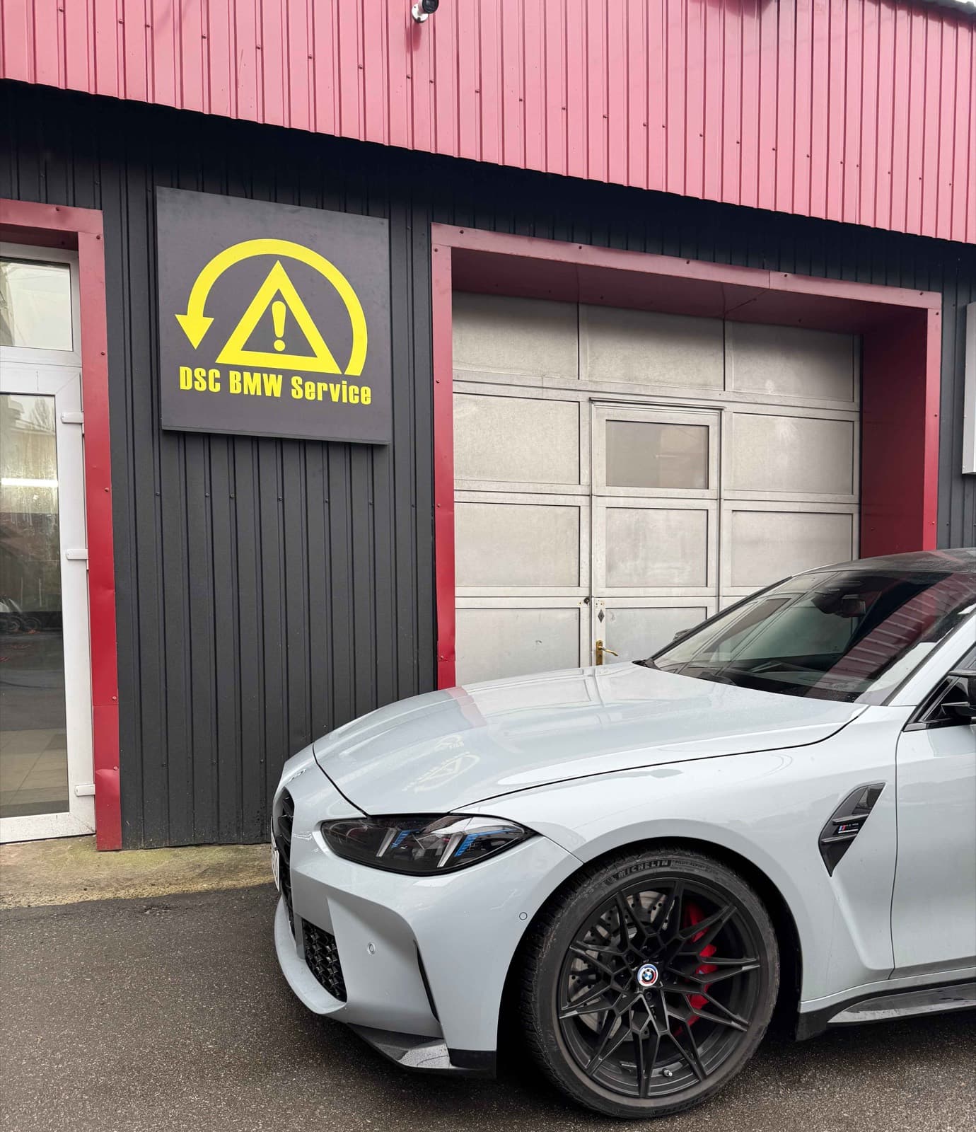 Сірий BMW M біля боксу DSC, Київ