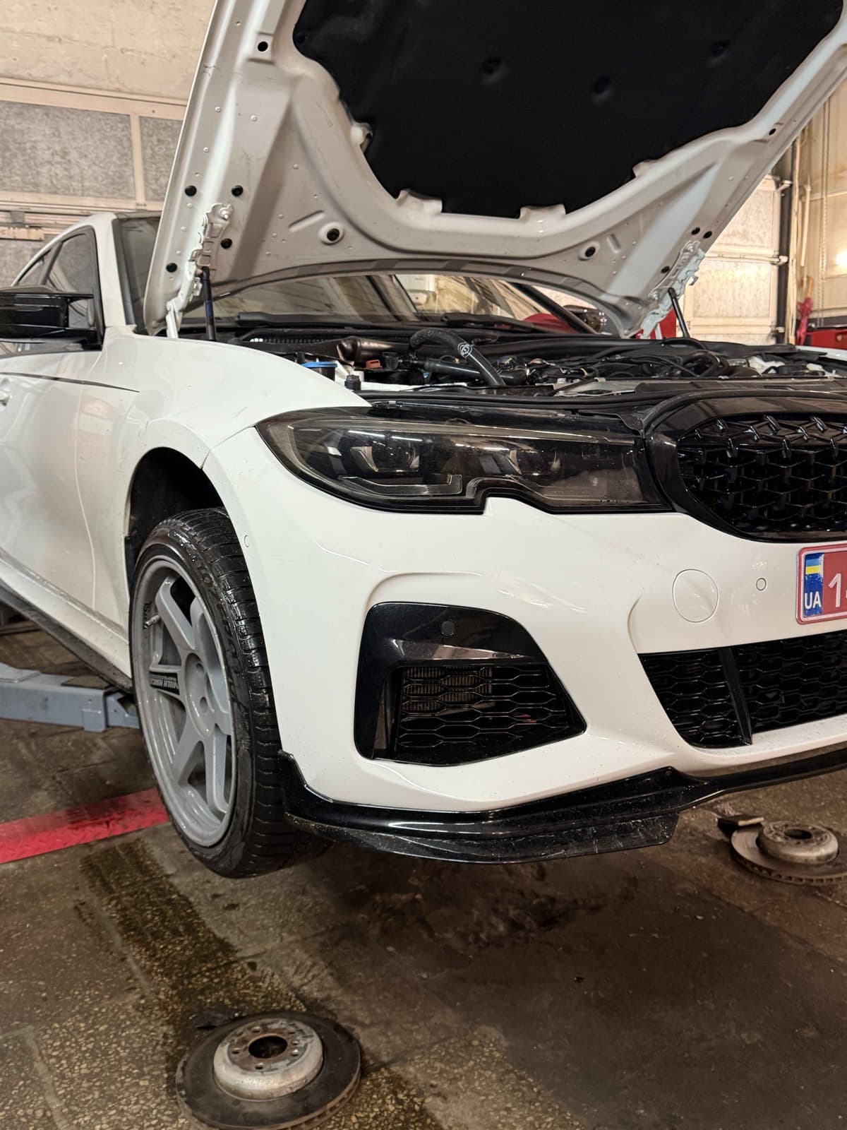 Біла BMW 3 серії на підйомнику, Київ