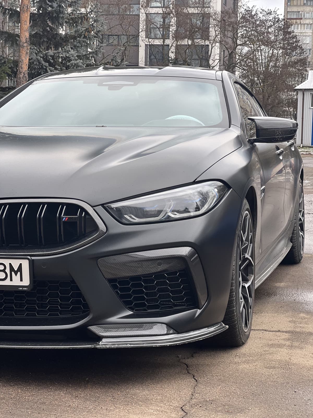 Матова BMW M8 біля сервісу DSC у Львові