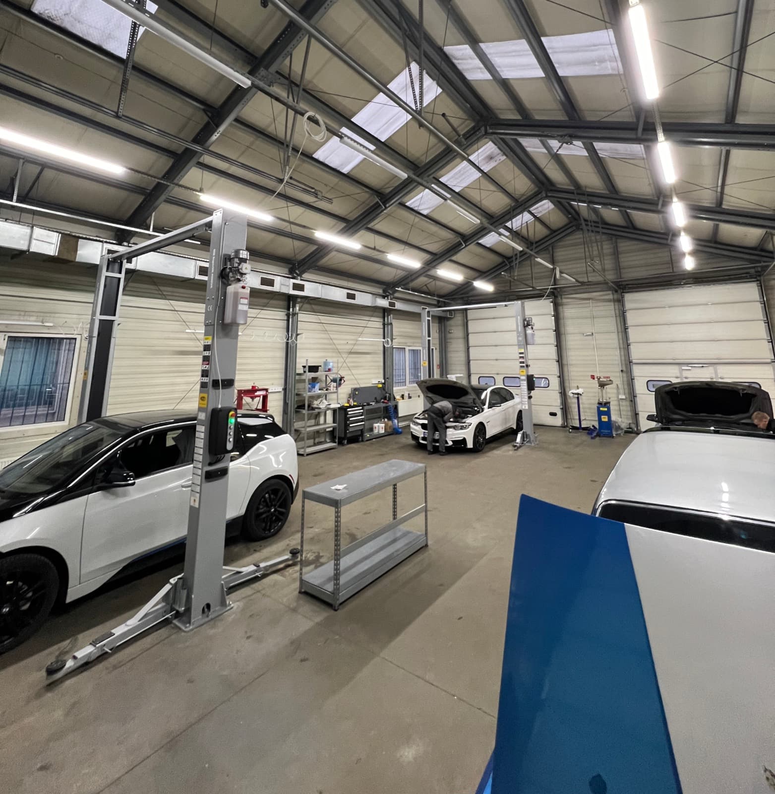 Цех DSC BMW Service у Львові з підйомниками