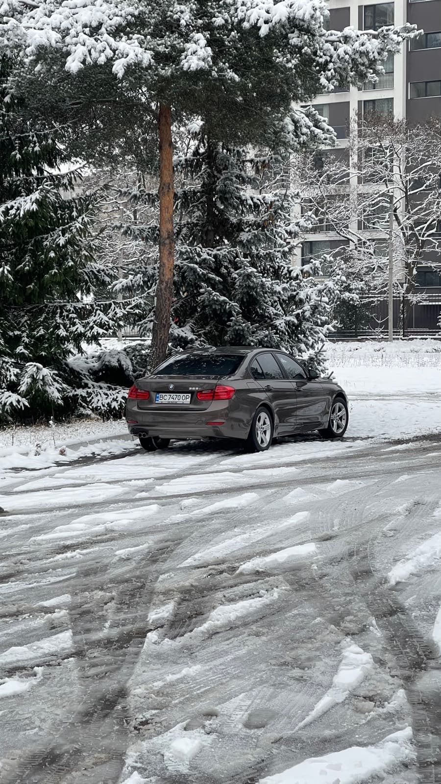 BMW 3 серії взимку біля сервісу, Львів