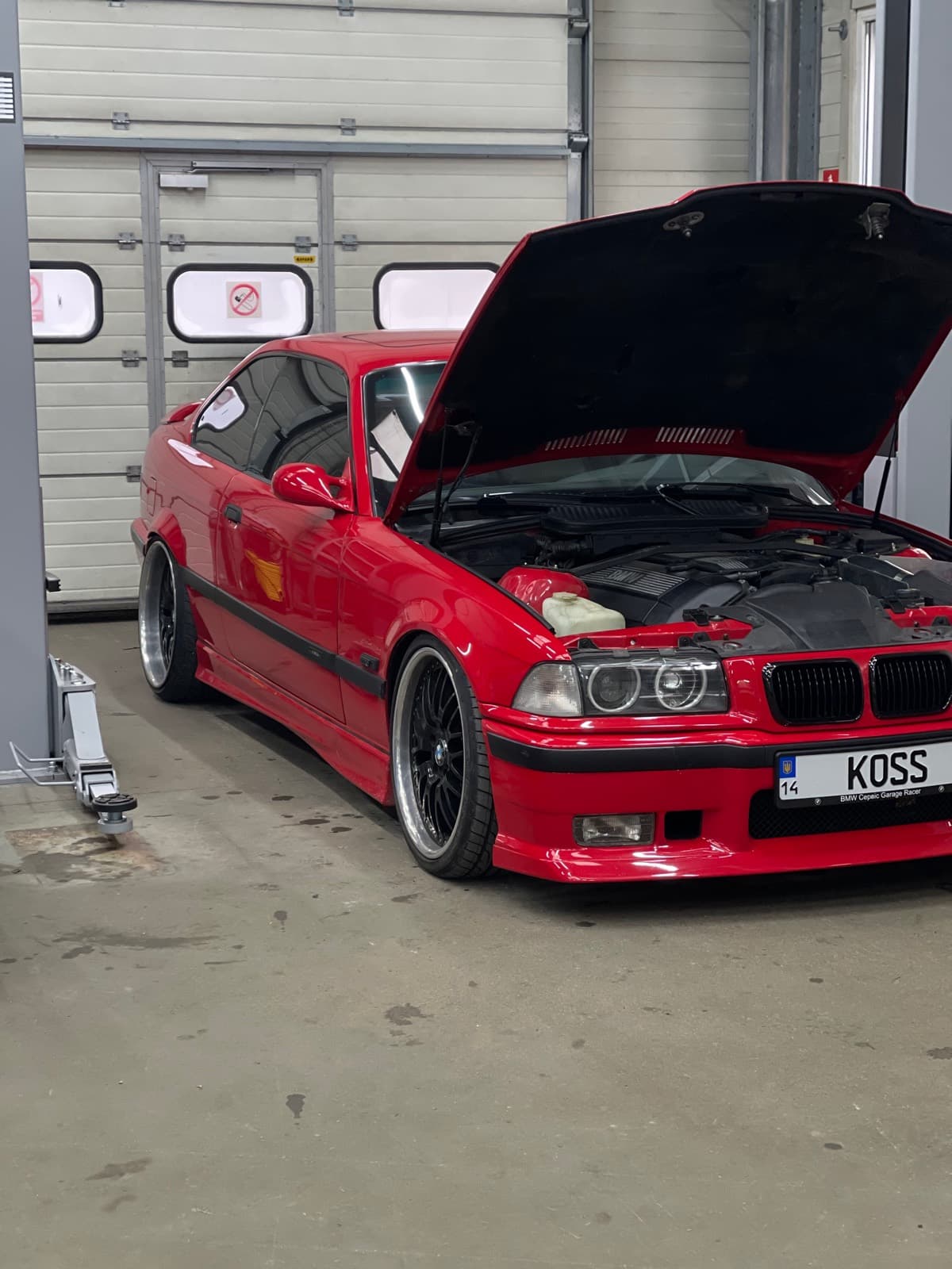 Червоний BMW E36 з відкритим капотом, Львів