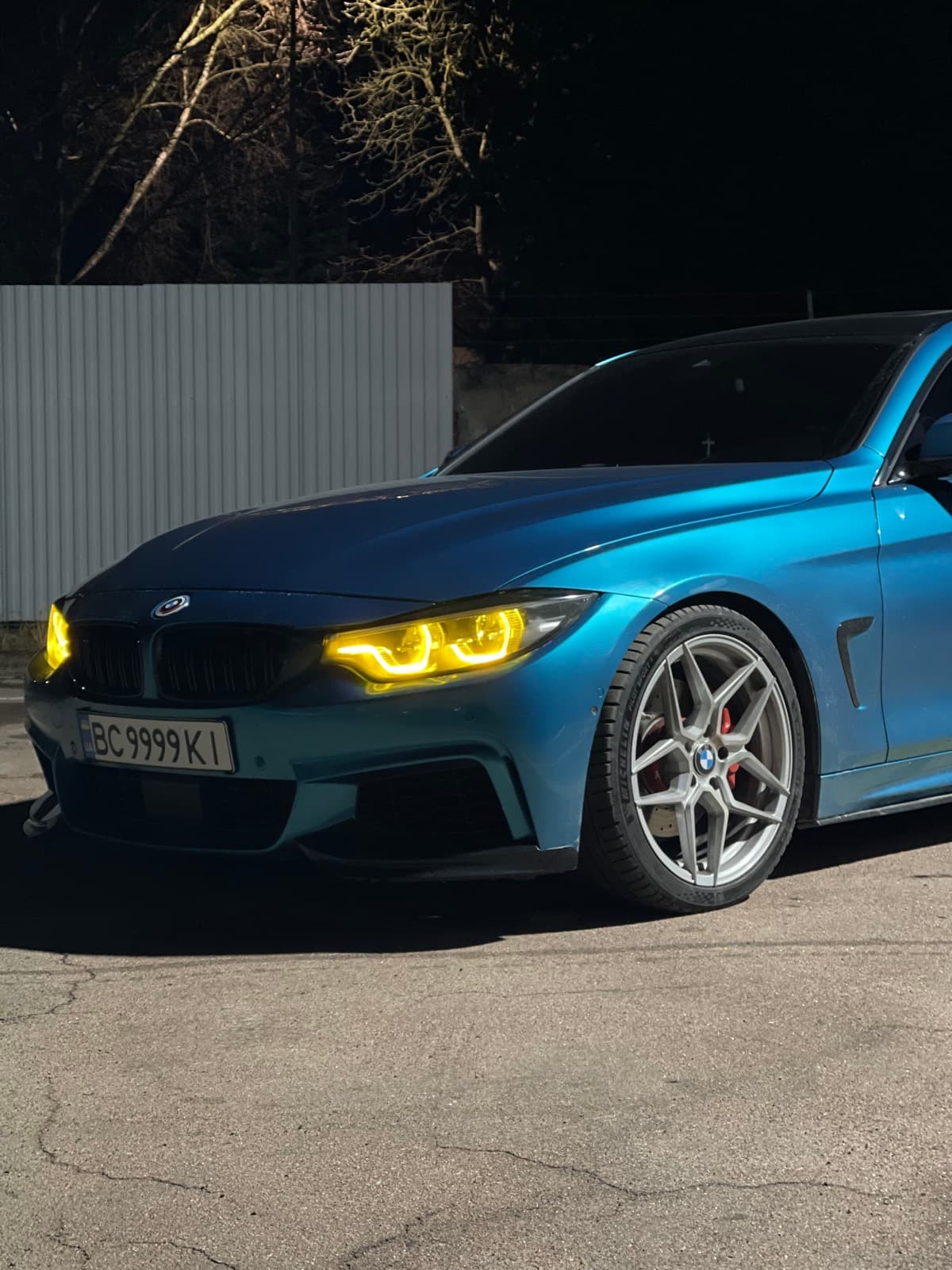 Бірюзова BMW 4 серії біля сервісу, Львів