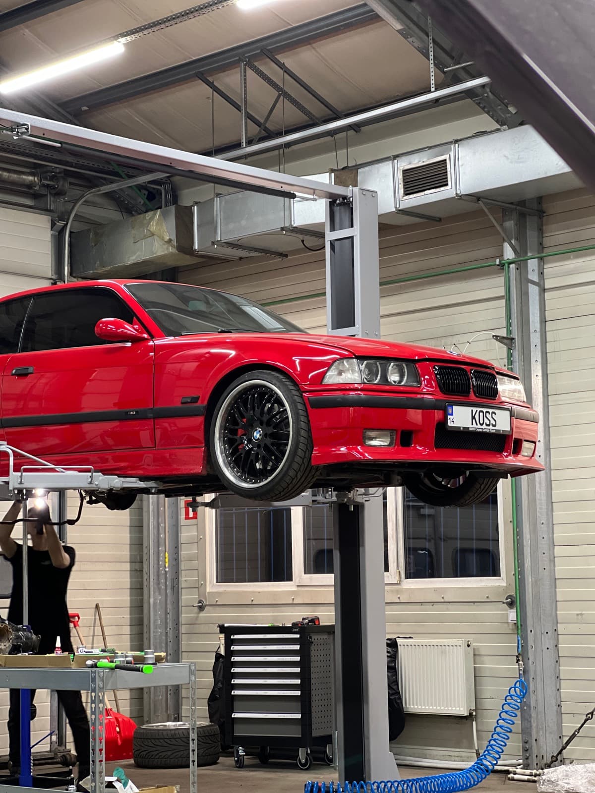 Червоний BMW E36 на підйомнику, Львів