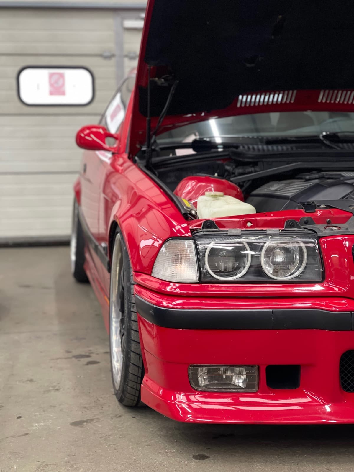 Червоний BMW E36 у боксі, Львів