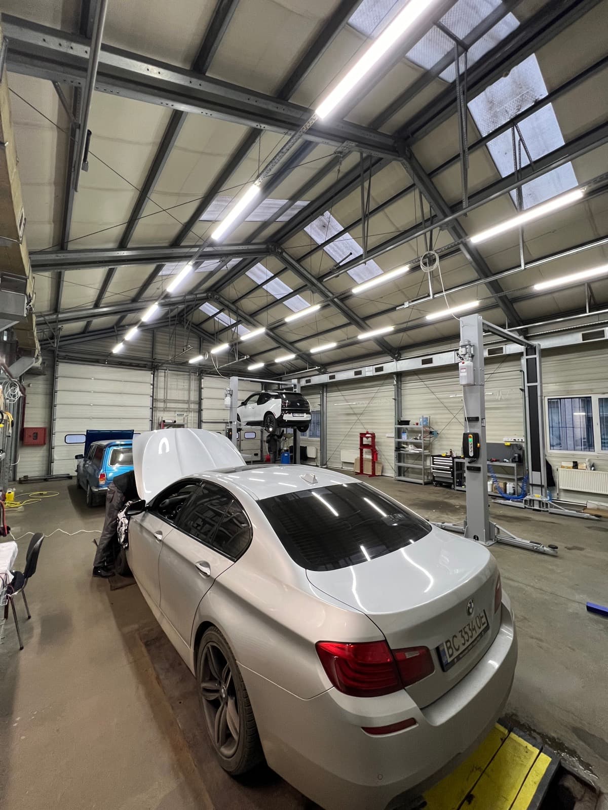 Срібляста BMW 5 серії у цеху, Львів