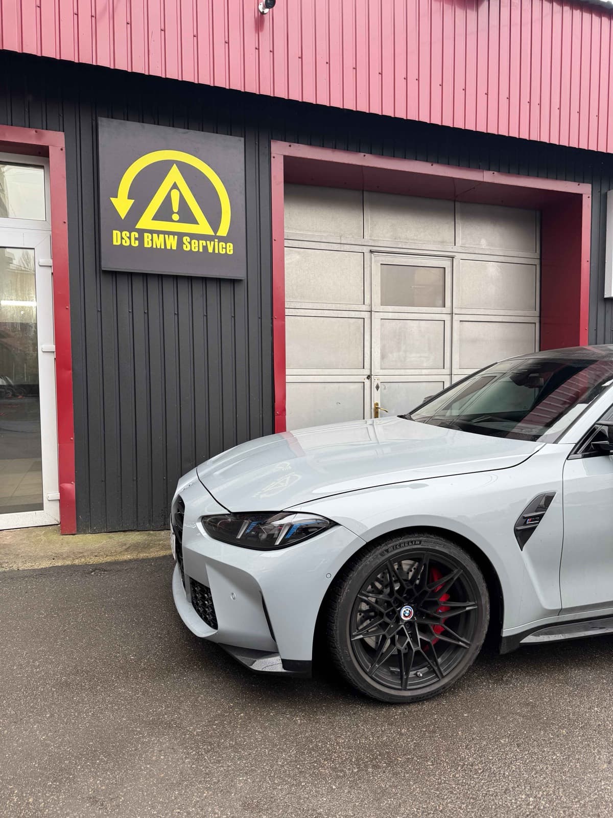 Сірий BMW M біля сервісу DSC BMW Service