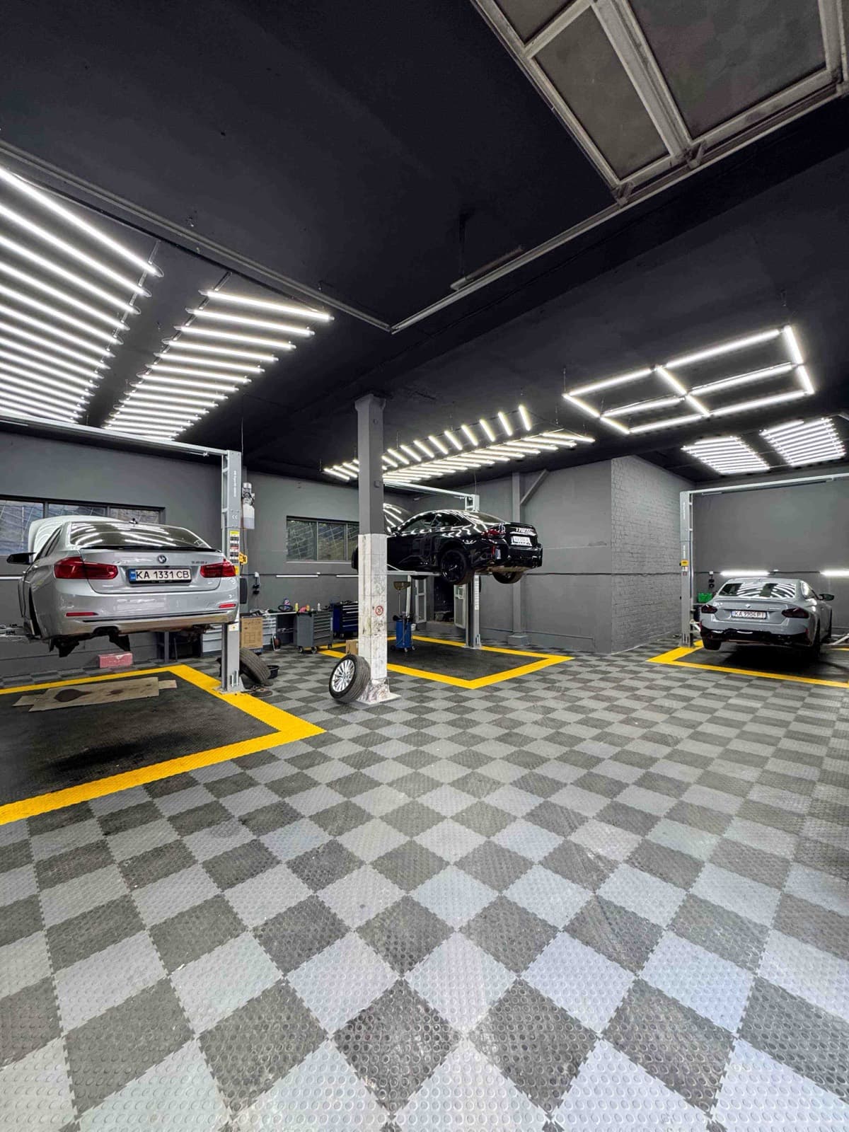 Цех DSC BMW Service з підйомниками