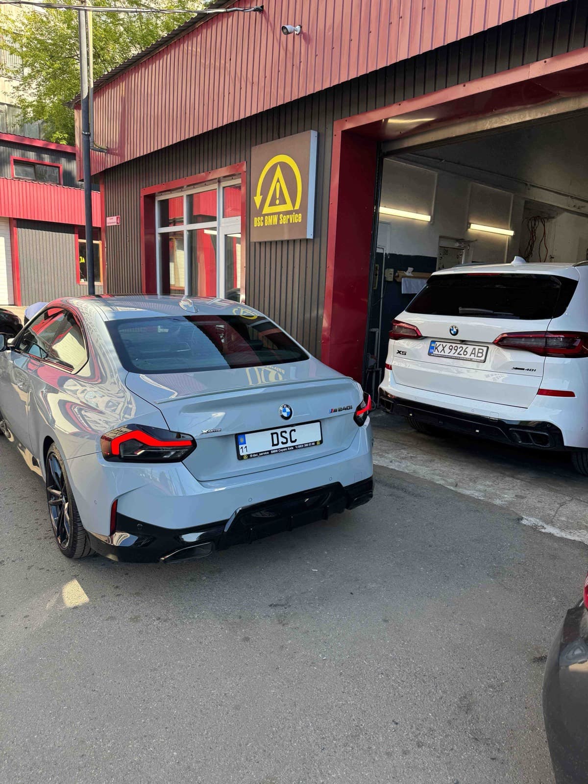 BMW M2 та BMW X біля сервісу DSC