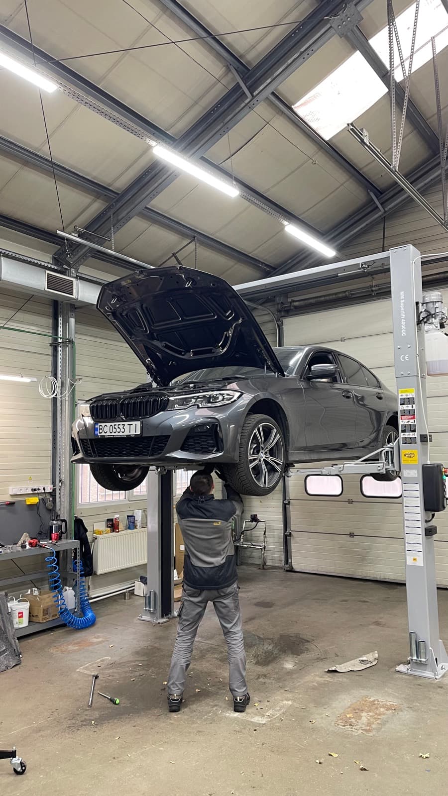 BMW 3 серії на підйомнику під час обслуговування