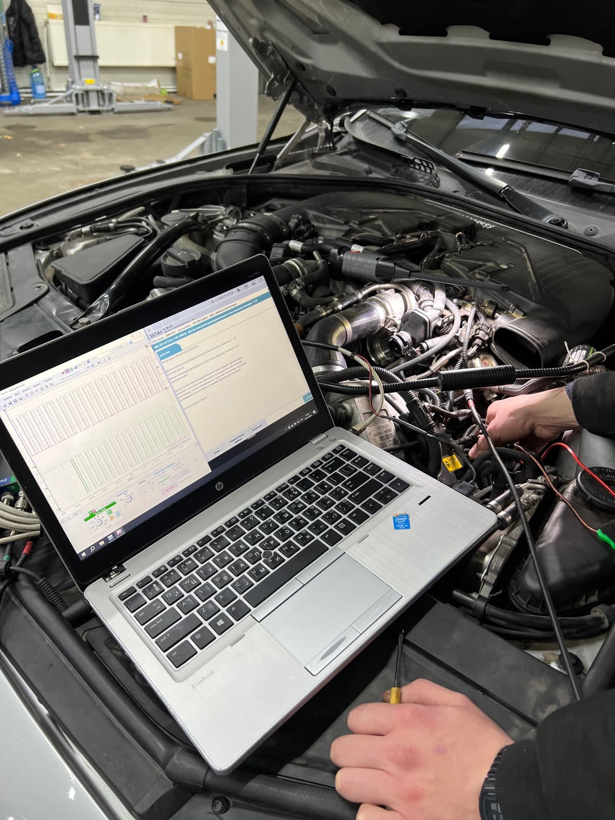 Комп'ютерна діагностика двигуна BMW на ноутбуці