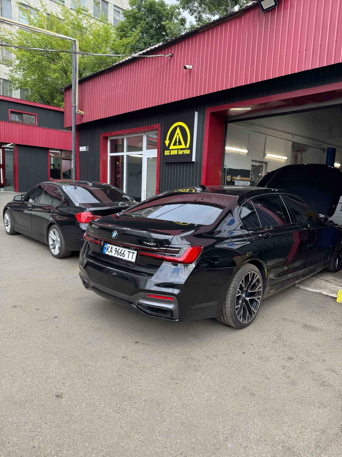 Чорний BMW 7 серії біля сервісу DSC