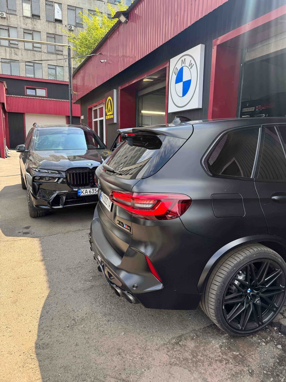 BMW X-серії біля сервісу DSC
