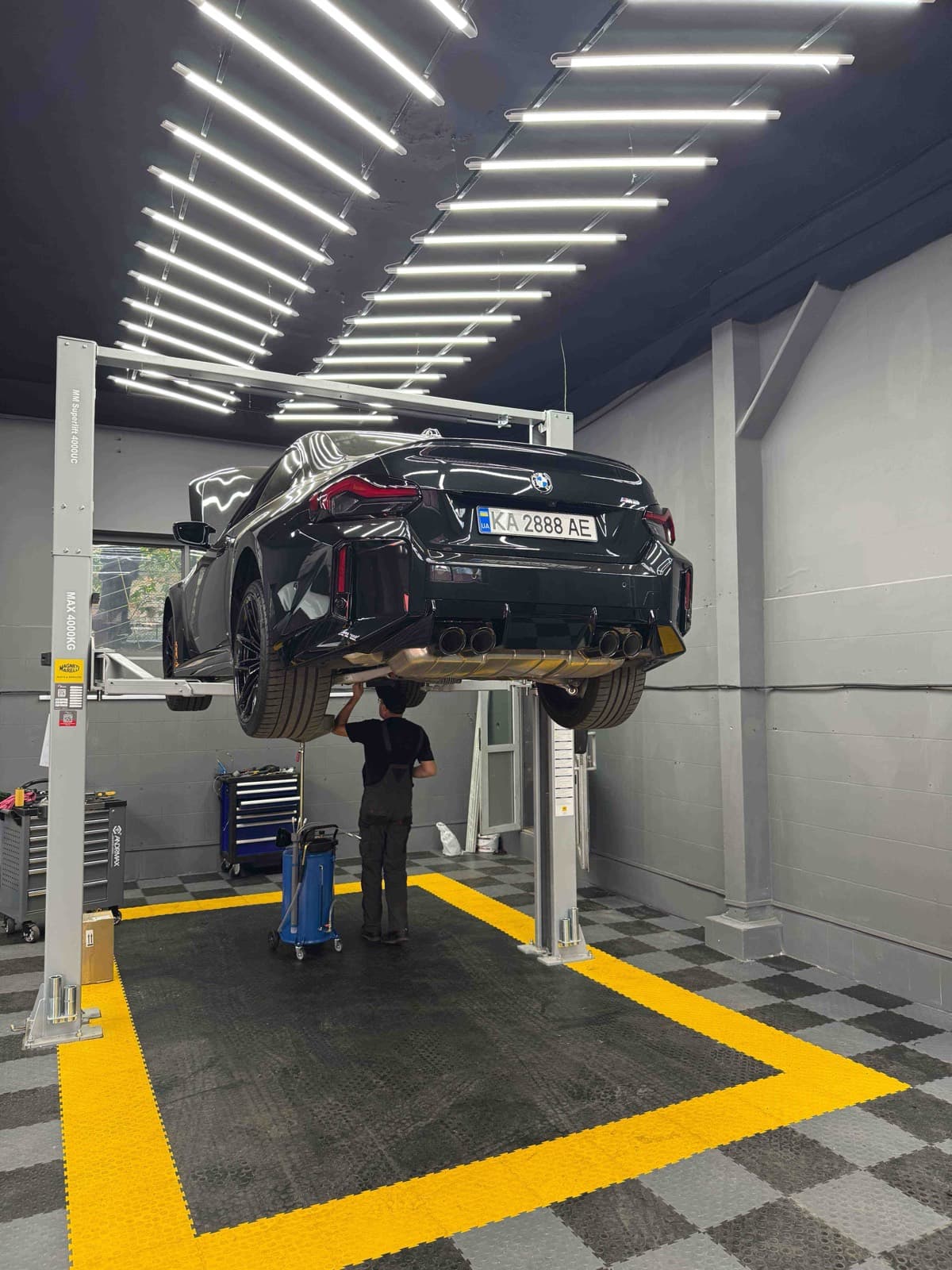 BMW M на підйомнику у цеху DSC