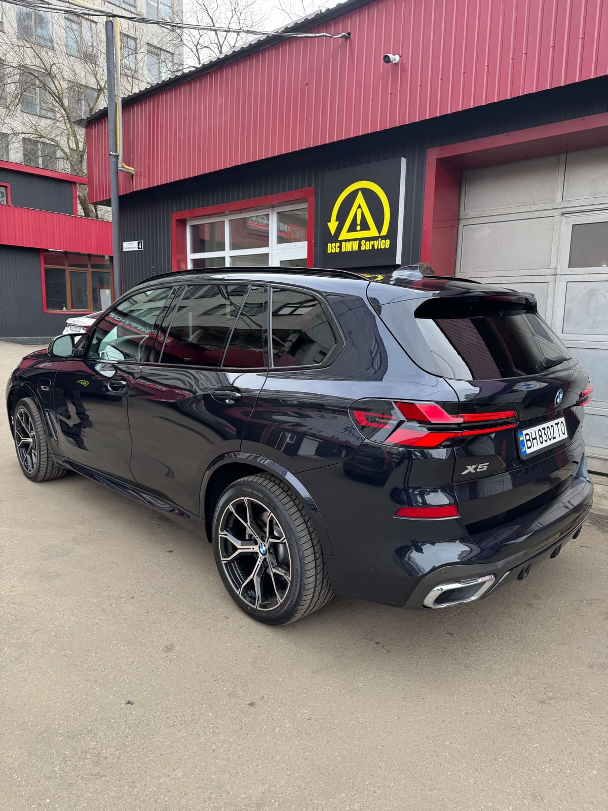 BMW X7 біля сервісу DSC