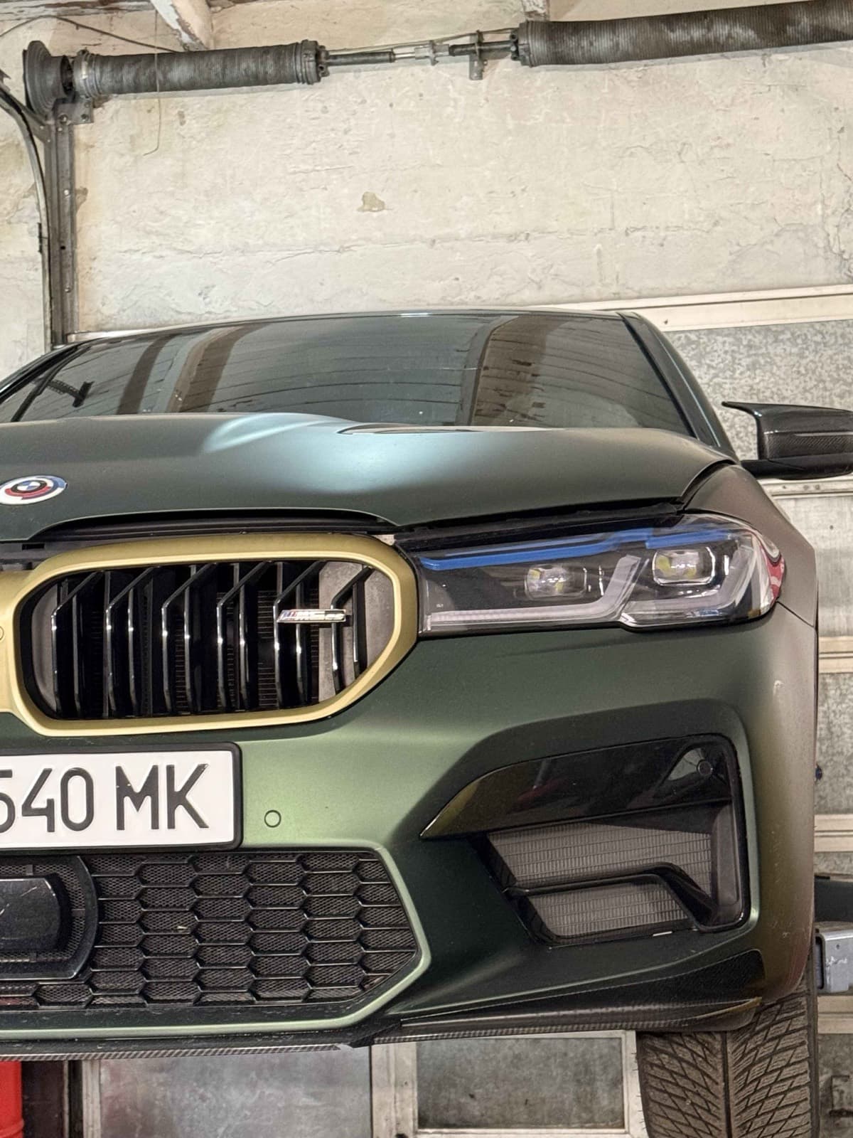 Матова зелена BMW M5 на підйомнику