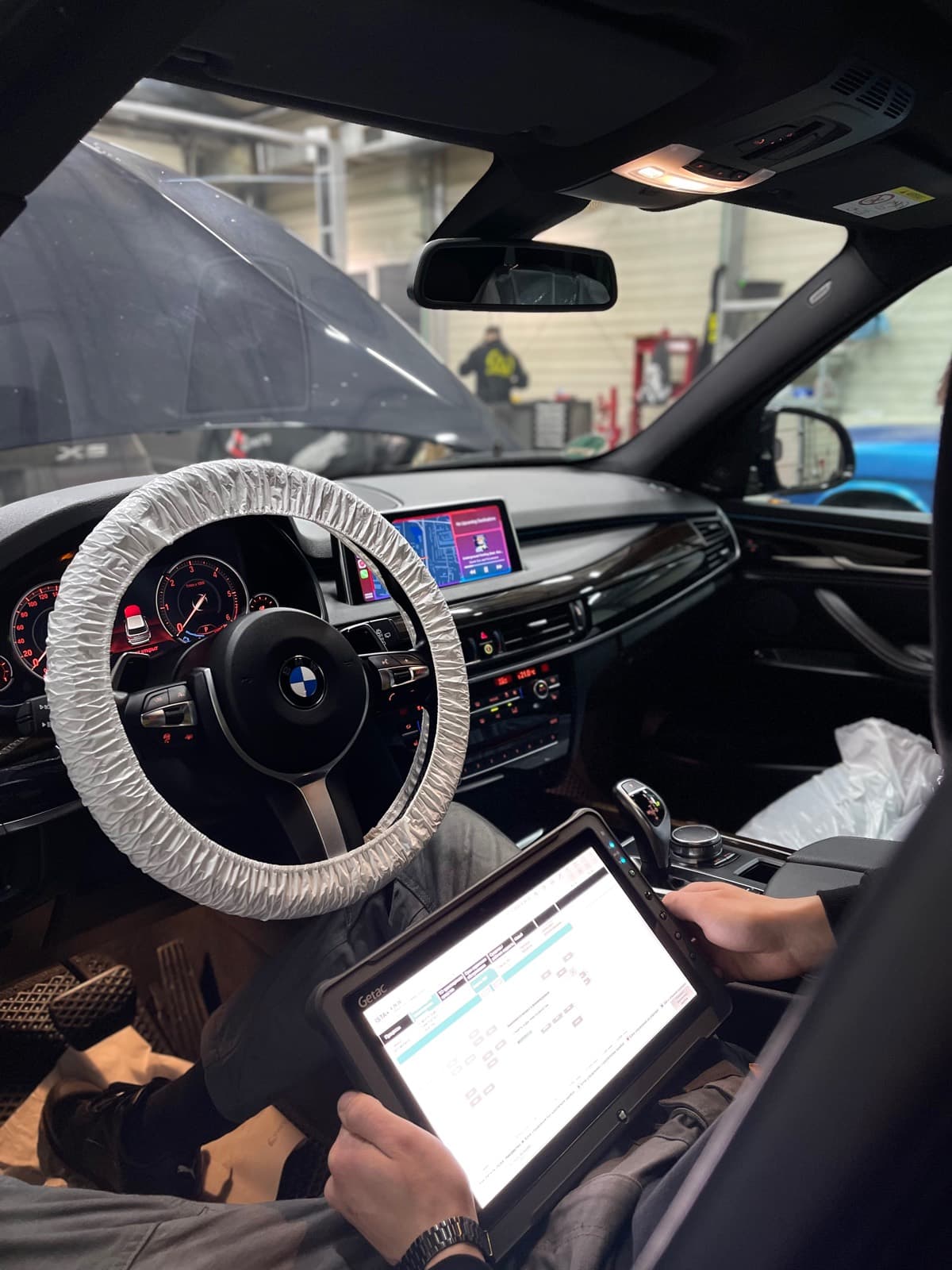 Діагностика BMW X5 за допомогою планшета