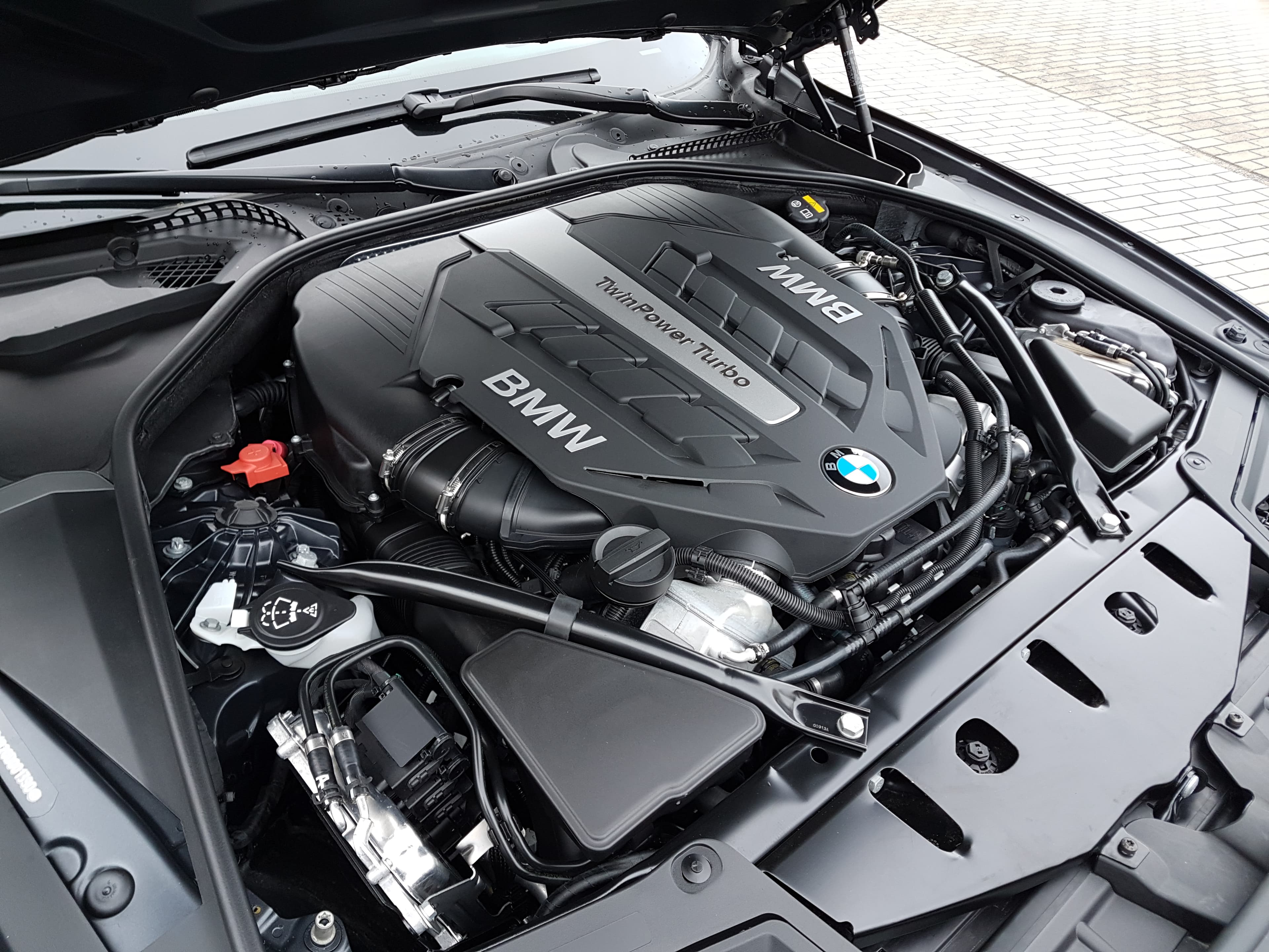Моторний відсік BMW — бітурбо V8 двигун N63